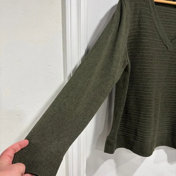 Hilary Radley Women’s Forest Green V-Neck Long Sleeve Knit Textured Sweater - Picture 3 of 11